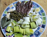 Foto del paso 2 de la receta: Dorada en salsa de puerros, anchoas y alcaparras