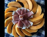 Une image de l'étape 2 de Melon au jambon de la forêt noire.