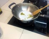 รูปขั้นตอนการทำที่ 3 ของ ข้าวผัดเขียวหวานปลาสลิดฟู