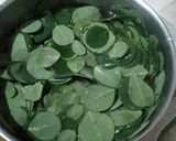 Foto langkah ke 1 dari resep 50. Sayur Bening Daun Kelor.