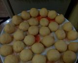 Foto langkah ke 2 dari resep Donat isi selai stawbery tabur rainbow chips.