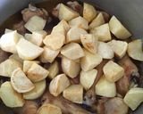 Hình bước làm 3 của món Đùi gà om khoai tây