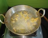 A picture of step 3 of Kanda bhaji pav.
