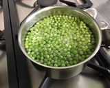 Une image de l'étape 2 de Semoule aux petits pois et bouillon de gambas.