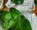 Foto del passaggio 3 della ricetta Feta al cartoccio con foglie di fico