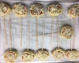 Foto del paso 4 de la receta: Piruletas 🍭 de hojaldre (de lomo🐷y queso 🧀)