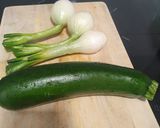 Foto del paso 1 de la receta Crema de calabacín y cebolleta con pesto y tosta gratinada