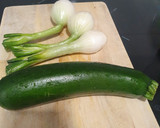 Foto del paso 1 de la receta: Crema de calabacín y cebolleta con pesto y tosta gratinada