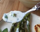 Une image de l'étape 3 de Asperges et halloumi grillées sauce mentholée.