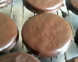 Foto langkah ke 3 dari resep Choco Cheese Biscuit Marie.