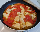 Foto del paso 4 de la receta: Salteado de pollo con pimientos del piquillo al ajillo
