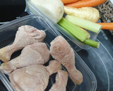 Foto del paso 1 de la receta: Caldo de verduras y pollo