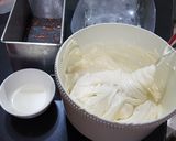 Foto langkah ke 6 dari resep Cake Kukus Cokelat Moka Batik.