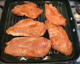 Foto del paso 2 de la receta: Filete de pechuga adobado a la plancha