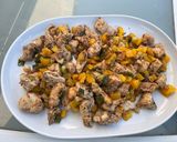 Une image de l'étape 12 de Poulet à la tomate, poivron jaune et cebettes.