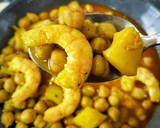 Foto del paso 7 de la receta: Potaje de garbanzos con sepia y langostinos al ajillo