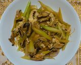 西洋芹洋蔥炒豆包（五辛素）的食譜步驟3照片