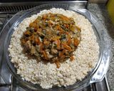 Foto del paso 3 de la receta: Corona de arroz yamaní con wok de pollo y vegetales