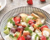Foto langkah ke 2 dari resep Fruit Salad with yogurt.