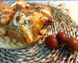 Foto del paso 2 de la receta: Saquitos de hojaldre con salchichas y queso 🥟🧀