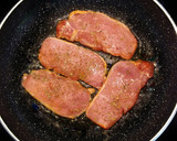 Foto del paso 5 de la receta: Filetes de lomo de cerdo a la plancha con guarnición de sofrito