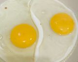 Foto langkah ke 2 dari resep Telur Ceplok Saus Tiram.