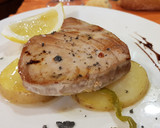 Foto del paso 8 de la receta: Filete de Atún a la plancha sobre cama de Patata al Vapor