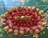 Une image de l'étape 13 de Salade surprise de pommes de terre aux tomates cerises, petits oignons blancs et lomo fumé.