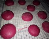 Foto langkah ke 5 dari resep Dragon fruit donuts.