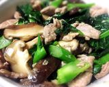 รูปขั้นตอนการทำที่ 9 ของ ผัดคะน้าฮ่องกงเห็ดหอมสดหมูสันใน