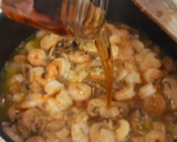 Foto del paso 3 de la receta: Patatas en salsa con langostinos y champiñones
