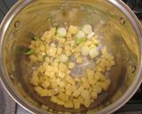 Kéksajtos 🧀 brokkolikrémleves 🥦🍲 recept fázis 4 fotója