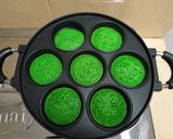 Foto langkah ke 5 dari resep Pancake pandan strawberry.