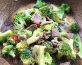รูปขั้นตอนการทำที่ 2 ของ หมูผัดบรอกโคลีน้ำมันหอย