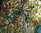 Foto langkah ke 5 dari resep Oseng Bunga Pepaya.
