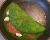 Foto del paso 3 de la receta: 🇲🇽 Omelette tricolor (espinacas, tomate y queso) 🇲🇽