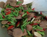 Foto langkah ke 5 dari resep Tumis Baby Buncis Bakso (Menu Sahur Simpel).