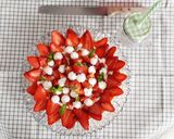 Foto del passaggio 5 della ricetta Crostata Fragole, mascarpone e cioccolato bianco