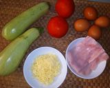 Foto del paso 1 de la receta Pastel de calabacín, tomate, york y queso