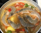 Foto del paso 2 de la receta: Sopa de verduras y gambas