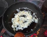 Foto del paso 2 de la receta Tortilla de papas con cebolla y ensalada de tomate