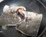 Foto del paso 2 de la receta: Corvina a la plancha con majado de ajo y perejil