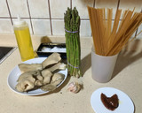 Foto del paso 1 de la receta: Espaguetis integrales con setas al ajillo y espárragos verdes