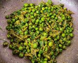 A picture of step 9 of Hare Matar Ki Ghugni.
