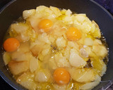 Foto del paso 2 de la receta: Patatas revueltas con huevo