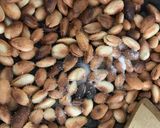 Foto del paso 6 de la receta: Almendras tostadas al merkén, ajo y hierbas