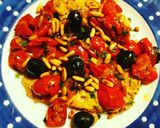 Foto del passaggio 6 della ricetta Petto di pollo speziato con pomodorini, olive e pinoli tostati