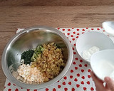 Foto del paso 3 de la receta: Ensalada de pepino y calabacín + salsa de yogur + nachos
