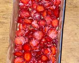 Foto langkah ke 3 dari resep Strawberry Crumb Bars.