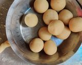 A picture of step 2 of Bread gulab jamun.